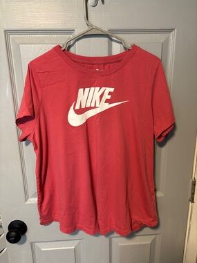 Nike Sportswear Essential Logo T-Shirt
